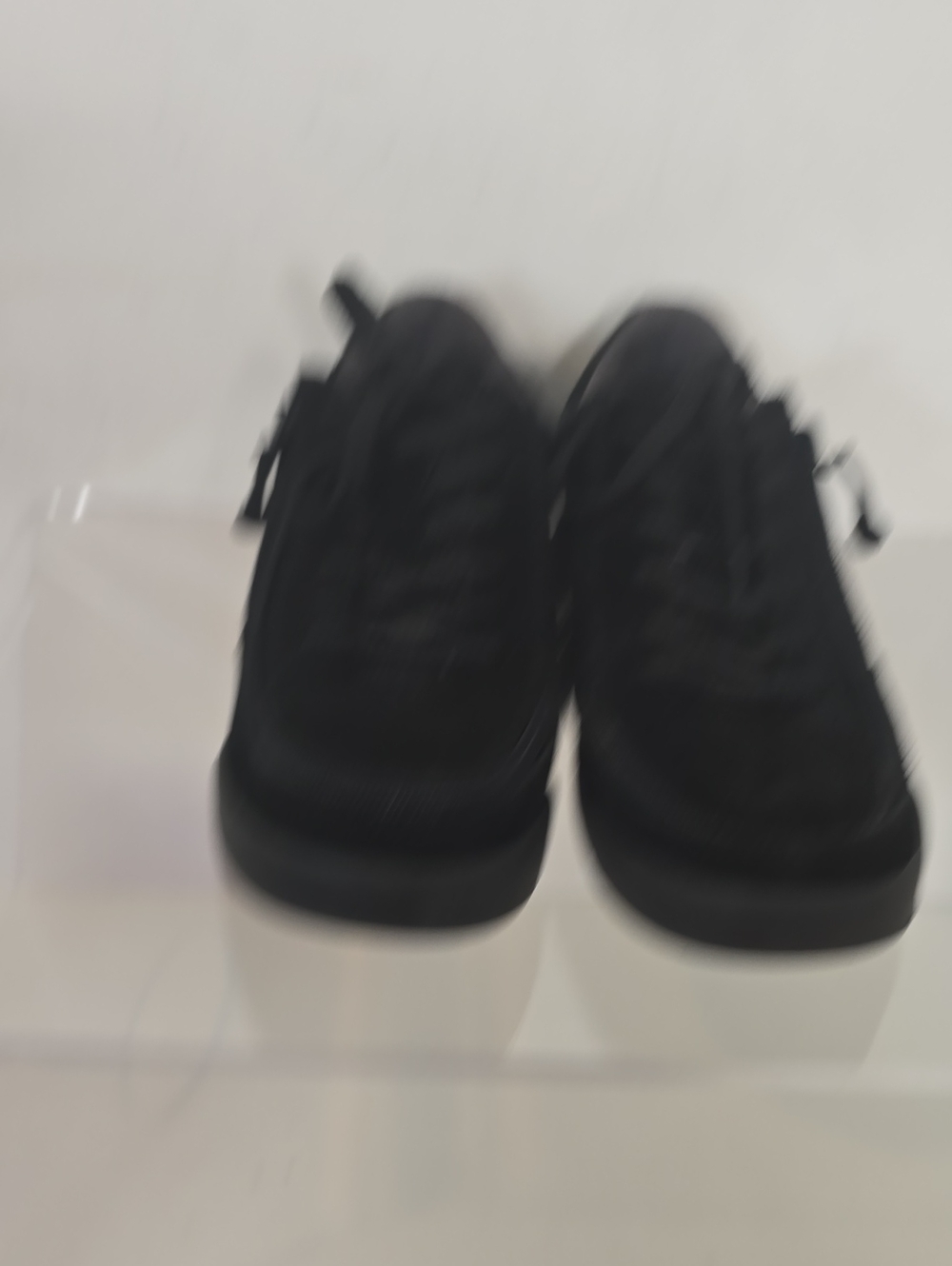 BILLY COMFORT Classic All-Black Lace-Up Sneakers